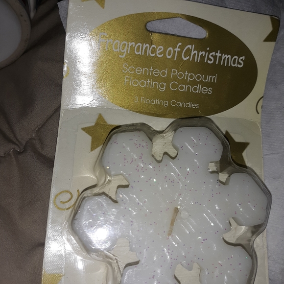 Beautifully fragranced floating snowflake candles - Picture 2 of 5